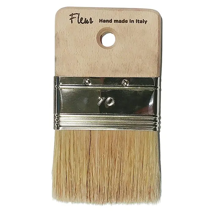 Fleur Pincel plano Lime Paint - Ancho: 7 cm - Primer plano de un pincel Fleur, hecho a mano en Italia, con mango de madera y cerdas de color claro.