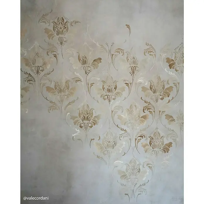 Fleur Pintura para efectos decorativos Lime Paint - All About Grey, 750 ml, Mate - Elegante diseño de pared con un patrón floral en tonos dorados, creando un ambiente lujoso y elegante.\n