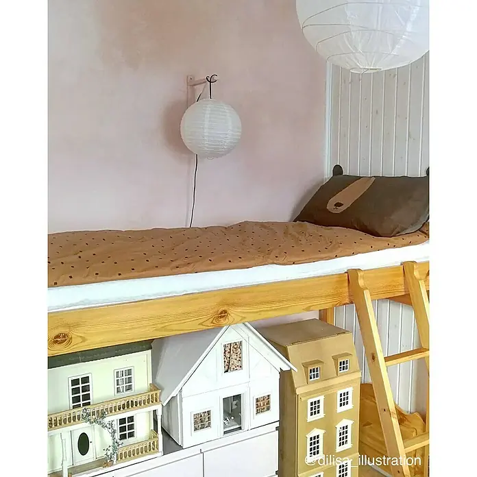 Fleur Pintura para efectos decorativos Lime Paint - Jo, 750 ml, Mate - Acogedora habitación infantil con una cama alta y encantadoras casas de muñecas debajo, que añaden un toque divertido al espacio.