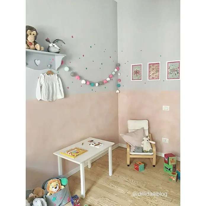 Fleur Pintura para efectos decorativos Lime Paint - Jo, 750 ml, Mate - Acogedora habitación infantil con mesa blanca, silla y juguetes, ideal para jugar y aprender en un ambiente agradable.