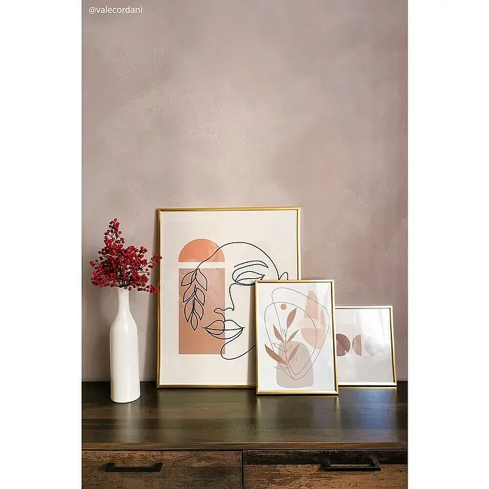 Fleur Pintura para efectos decorativos Lime Paint - Jo, 750 ml, Mate - Naturaleza muerta decorativa con tres obras de arte enmarcadas en oro y un jarrón blanco con bayas rojas sobre una cómoda de madera.
