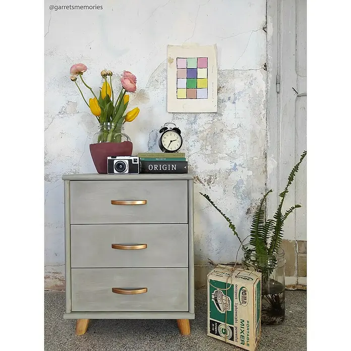 Fleur Pintura para efectos decorativos Lime Paint - Soho Green, 2,5 l, Mate - Cómoda de estilo vintage con tres cajones, decorada con flores, una cámara, un reloj y una pintura colorida.