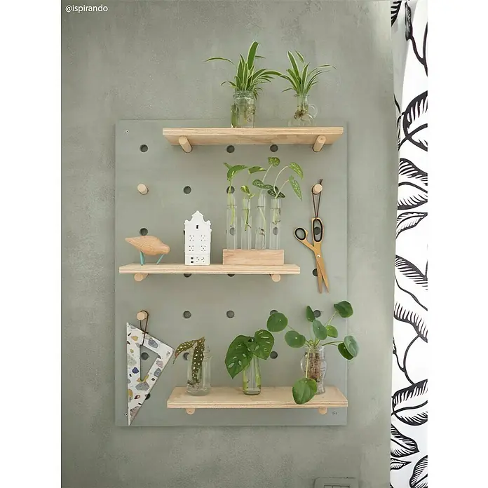 Fleur Pintura para efectos decorativos Lime Paint - Soho Green, 2,5 l, Mate - Estante de pared con plantas de interior y pequeñas decoraciones. Crea un ambiente elegante en la habitación, ofreciendo espacio para plantas.