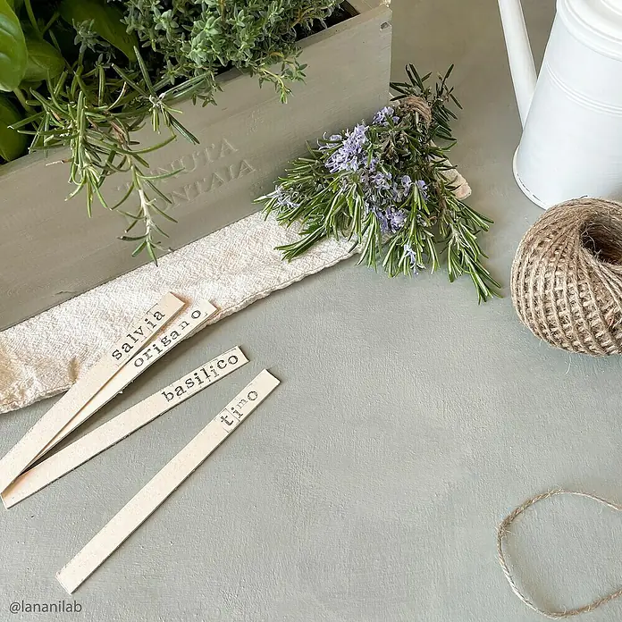 Fleur Pintura para efectos decorativos Lime Paint - Soho green, 750 ml, Mate - Primer plano de hierbas, etiquetas con nombres de hierbas, cuerda y regadera. Las hierbas son salvia, orégano, albahaca y tomillo.