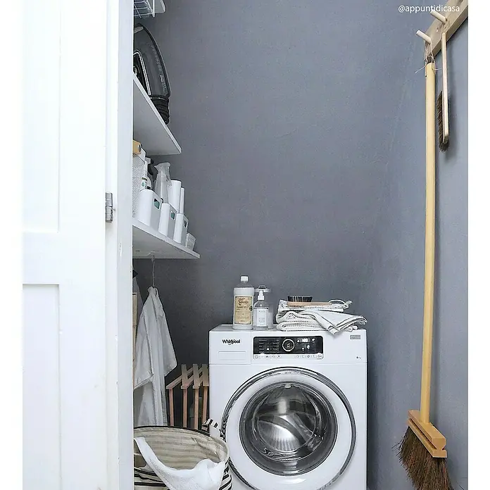 Fleur Pintura para efectos decorativos Lime Paint - French Mood, 750 ml, Mate - Una lavadora Whirlpool en un armario de lavandería, con estanterías y productos de limpieza. Una solución para ahorrar espacio para hogares pequeños.