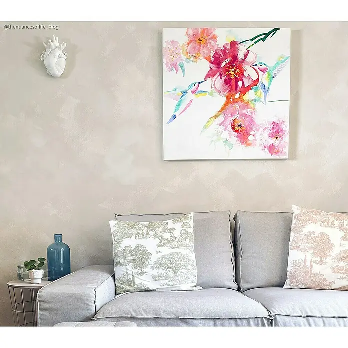Fleur Pintura para efectos decorativos Lime Paint - Grey White, 750 ml, Mate - Decoración de sala de estar con un sofá, cojines y una vibrante pintura con flores y colibríes que añade un toque de color a la habitación.