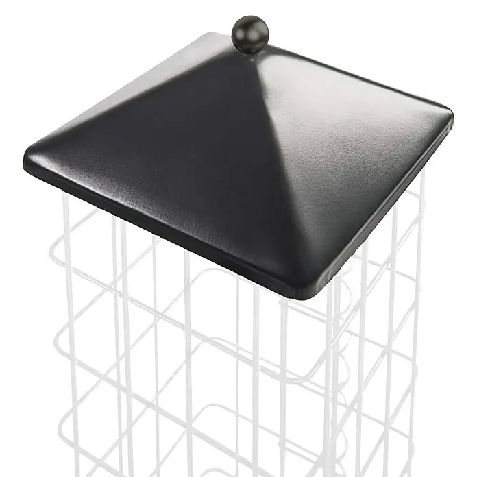 Gabiona Pfostenkappe - 27,5 x 27,5 cm, Anthrazit - Nahaufnahme eines quadratischen, weißen Draht-Toilettenpapierhalters mit schwarzem Deckel und Knopf, vor schwarzem Hintergrund.