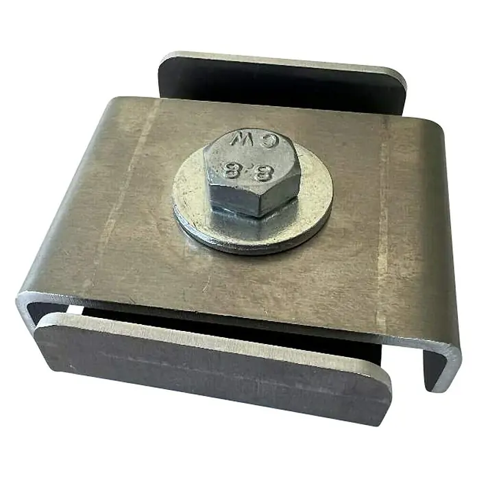 Gabiona Verbindungsklammer - Aluminium, Passend für: Gabiona Gabionen mit Maschenweite 5 x 5 cm - Nahaufnahme einer Metallschelle mit Sechskantschraube und Unterlegscheibe. Das Produkt wird auf schwarzem Hintergrund präsentiert.