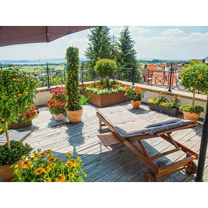 Sunfun Diana Tumbona de jardín - 65 x 190 x 33 cm, Marrón natural, Madera, Barra antivuelco - Terraza en la azotea con entarimado de madera, plantas exuberantes, sombrilla y elegante tumbona de madera con cojín.