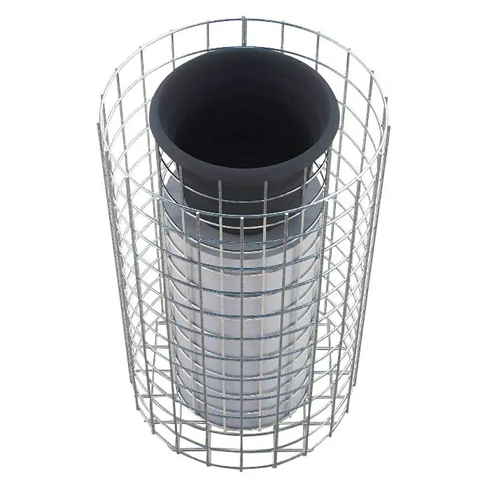 Gabiona Gabionensäule - Durchmesser: 37 cm, Höhe: 62 cm, Stahl, Maschenbreite: 50 mm, Maschenhöhe: 50 mm - Ein zylindrischer Saunaofen mit einem schwarzen Schornstein und einem Metallgitter, der Sicherheit und Effizienz vereint.