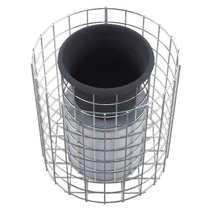 Gabiona Gabionensäule - Durchmesser: 37 cm, Höhe: 42 cm, Stahl, Maschenbreite: 50 mm, Maschenhöhe: 50 mm - Ein runder, schwarzer Behälter sitzt in einem Gitterkorb, der Schutz und Stabilität bietet. Ideal für Garten oder als dekoratives Element.
