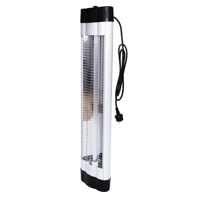 Voltomat HEATING Estufa de pie infrarrojos de cuarzo BG00294 - 86,5 x 9 x 19 cm, 2.000 W, Plateado/Negro - Calefactor eléctrico radiante con rejilla protectora en blanco y negro. El cable está enrollado y el enchufe es visible.