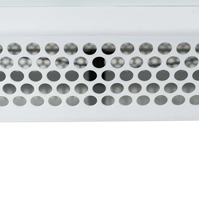 Voltomat HEATING Konvektorheizung - 2.000 W, Raumgröße bis ca. 20 m², Weiß - Nahaufnahme eines weißen Produkts mit einem perforierten Design, das sich ideal für moderne Innenräume eignet.