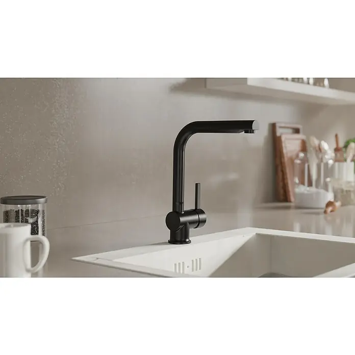 Camargue Spültischarmatur Adria - Schwarz, Matt - Elegante, moderne Küche mit einem stilvollen, schwarzen Wasserhahn über einer weißen Spüle, die Funktionalität und Ästhetik vereint.
