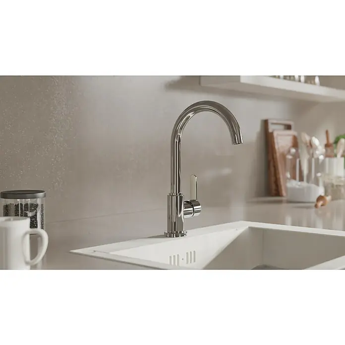 Camargue Spültischarmatur Lima - Chrom, Glänzend - Glänzender Wasserhahn über einer modernen Spüle in einer stilvollen Küche. Das Design des Wasserhahns ergänzt die moderne Ästhetik der Küche.