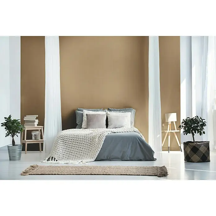SCHÖNER WOHNEN-Farbe Wandfarbe Trendfarbe - Macchiato, Matt, 1 l, Konservierungsmittelfrei - Schlafzimmer mit einem weichen Bett, einer Strickdecke und Zierkissen für einen gemütlichen und stilvollen Look.