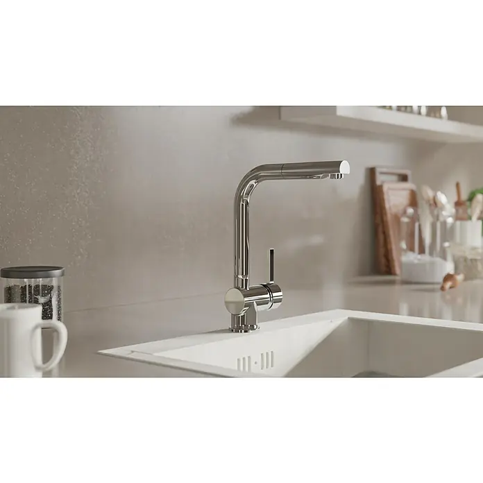 Camargue Spültischarmatur Adria - Chrom, Glänzend - Nahaufnahme einer modernen Küchenarmatur aus Chrom über einer Spüle, die ein elegantes und funktionales Küchendesign zeigt.