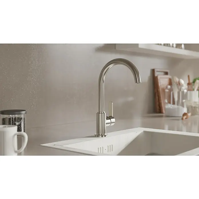 Camargue Spültischarmatur Lima - Edelstahl, Matt - Eine elegante Edelstahl Küchenarmatur mit einem geschwungenen Auslauf und einem praktischen Hebel, ideal für moderne Küchen.