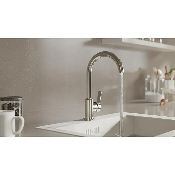 Camargue Spültischarmatur Lima - Edelstahl, Matt - Küchenarmatur aus Edelstahl mit fließendem Wasser in einem modernen Küchendesign. Ideal für stilvolle Küchen.