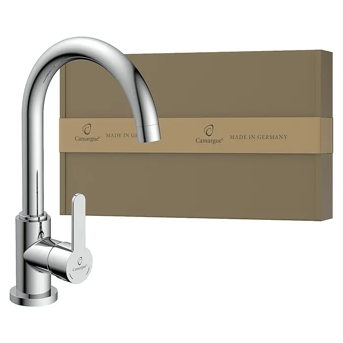 Camargue Spültischarmatur Lima - Chrom, Glänzend - Glänzender Camargue Wasserhahn aus Chrom, hochwertig verarbeitet, mit edler Produktverpackung im Hintergrund, die auf die deutsche Herkunft hinweist.