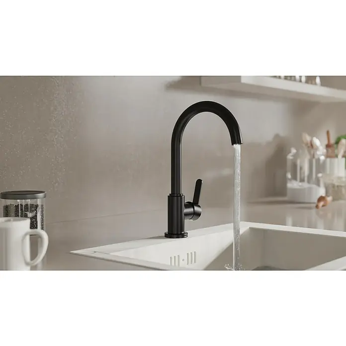 Camargue Spültischarmatur Lima - Schwarz, Matt - Nahaufnahme eines stilvollen schwarzen Wasserhahns, der Wasser in ein modernes Spülbecken gießt. Ein elegantes Küchenaccessoire im Fokus.