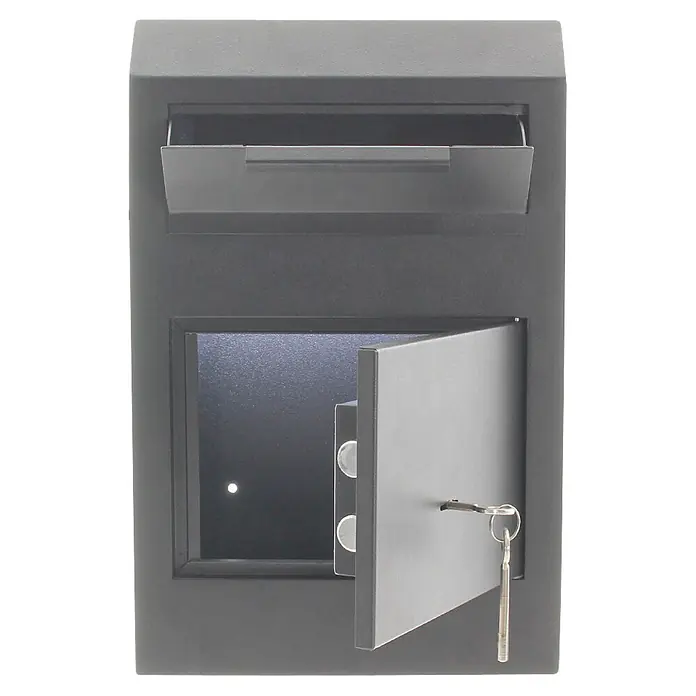 Rottner Einwurftresor Cashmatic - 11,5 x 25 x 38 cm, Doppelbartschloss - Grauer Briefkasten mit Einwurfschlitz oben und abschließbarer Tür unten, Schlüssel hängt im Schloss.