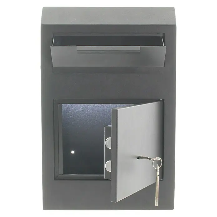 Rottner Einwurftresor Cashmatic - 11,5 x 25 x 38 cm, Doppelbartschloss - Grauer Briefkasten mit Einwurfschlitz oben und abschließbarer Tür unten, Schlüssel hängt im Schloss.