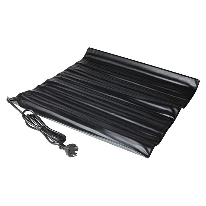 Windhager Winterschutz Heizmatte - 50,8 x 52,7 cm, 45 W - Eine schwarze Heizmatte mit Netzkabel liegt auf einer dunklen Oberfläche, ideal für Wärme und Komfort.