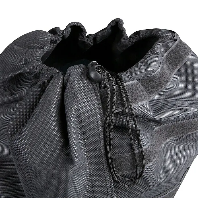 Windhager Winterschutz Topfschutz Superprotect - Passend für: Töpfe mit Ø 40-55 cm - Nahaufnahme eines schwarzen Stoffbeutels mit Kordelzug. Der Beutel hat einen Knebelverschluss und Klettverschluss-Details.