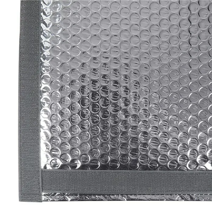 Windhager Winterschutz Topfschutz Superprotect - Passend für: Töpfe mit Ø 40-55 cm - Nahaufnahme einer isolierenden Auto-Fensterabdeckung mit silberner Blasenfolie und grauem Rand.