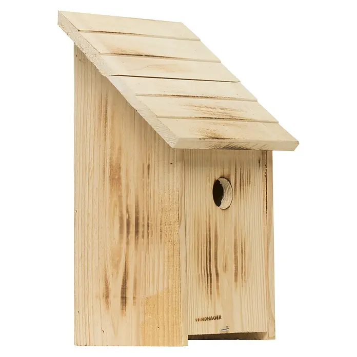 Windhager Nistkasten - Geeignet für: Kleiber, L x B x H: 14 x 18 x 33,5 cm, Massivholz, Geflammt - Holzvogelhaus mit geneigtem Dach und Loch für den Vogeleintritt. Das Vogelhaus ist aus hellem Holz gefertigt und trägt den Namen Windhager.