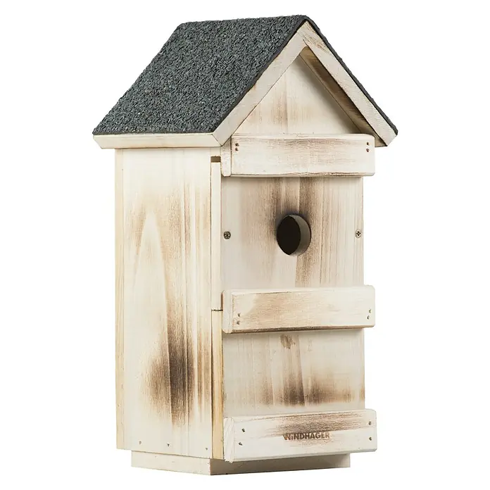Windhager Nistkasten - Geeignet für: Meisen, L x B x H: 15 x 16 x 31 cm, Massivholz, Geflammt - Detailaufnahme eines dekorativen Vogelhauses aus hellem Holz mit dunklem Dach, das eine einladende Atmosphäre für gefiederte Freunde schafft.