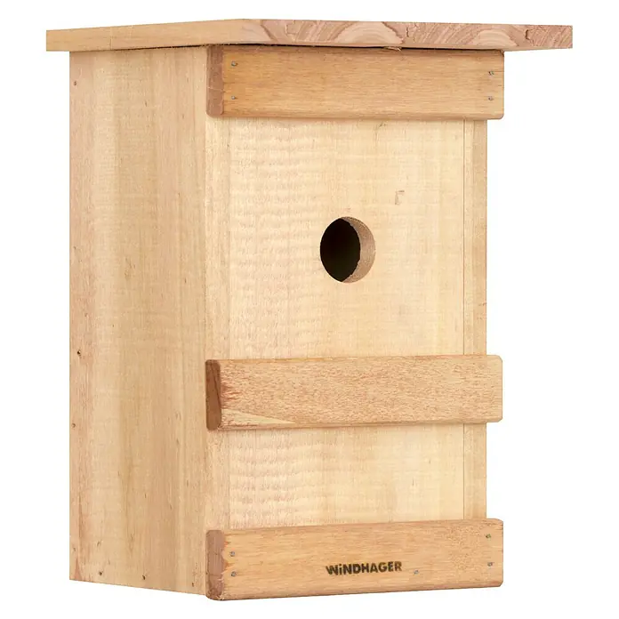 Windhager Nistkasten Birdy - Geeignet für: Meisen, L x B x H: 17 x 17 x 24,5 cm, Massivholz, Natur - Nahaufnahme eines Windhager Vogelhauses aus Holz mit einem runden Eingangsloch und zusätzlichen Holzleisten.