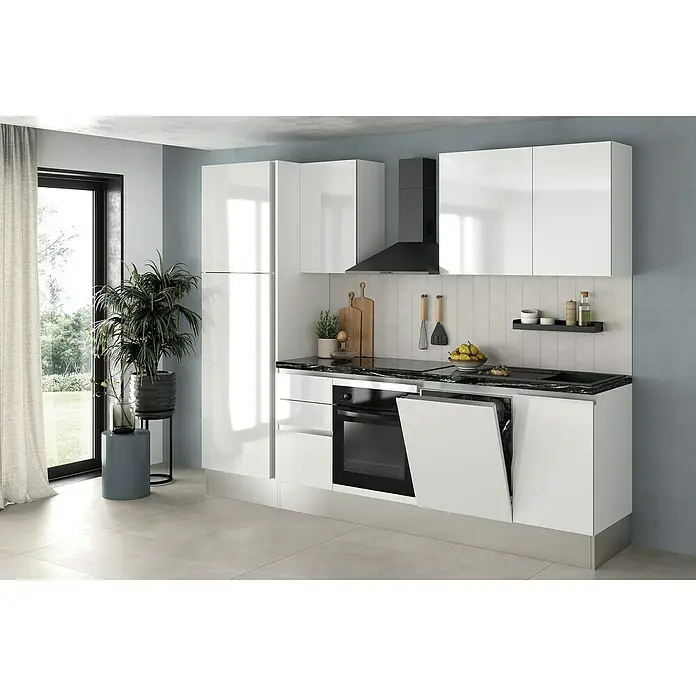 Marinelli Cucine Vormontierte Küchenzeile Gianna Marmor - Breite: 275 cm, Weiß, Anschlag links, Mit Elektrogeräten - Moderne Küche mit weißen Hochglanzfronten, schwarzer Arbeitsplatte und Dunstabzugshaube. Ein Geschirrspüler ist integriert und geöffnet dargestellt.