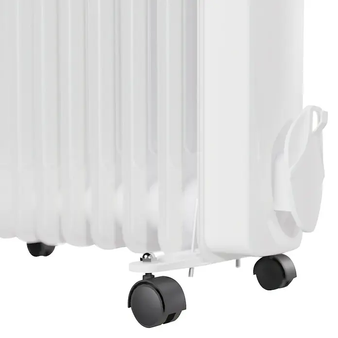 Voltomat HEATING Ölradiator - 2.500 W, Raumgröße bis ca. 25 m², Weiß - Nahaufnahme eines weißen Ölradiators mit Rädern. Das Heizgerät ist kompakt und tragbar, ideal für zusätzliche Wärme in jedem Raum.