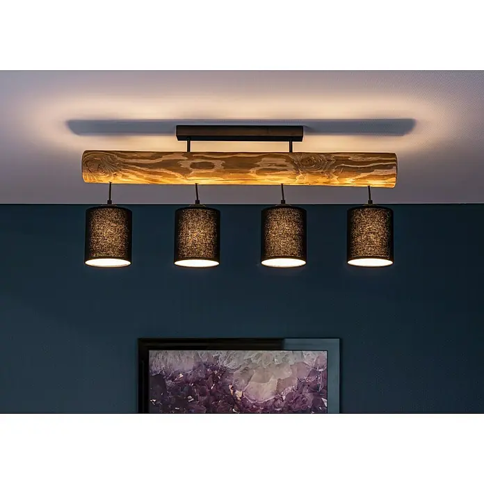 Britop Lighting Deckenleuchte Forst - 25 W, L x B x H: 90 x 13 x 40 cm, Schwarz, Braun, Schwarz, E27 - Deckenleuchte mit vier zylindrischen Lampenschirmen aus dunklem Stoff, befestigt an einem hellen Holzstamm, der rustikal und modern wirkt.
