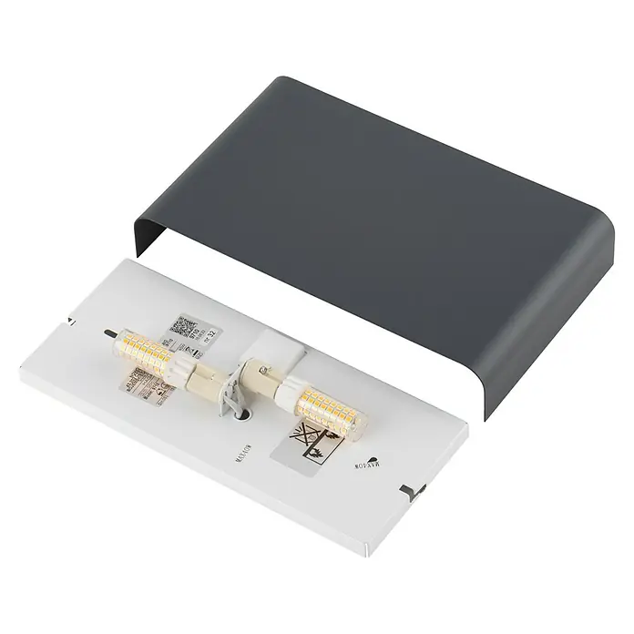 Wandleuchte - 80 W, Graphit, G9 - Nahaufnahme einer Wandleuchte mit geöffneter grauer Abdeckung, die LED-Leuchtmittel und elektronische Komponenten auf einem weißen Sockel zeigt.