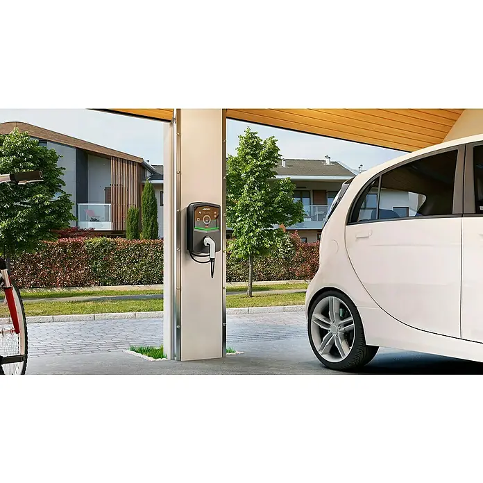 Gewiss E-Auto Ladestation JOINON Wallbox GWJ3003A - 11 kW - Nahaufnahme eines JANOBI ACHOME Ladegeräts mit einem Elektroauto im Hintergrund, das eine umweltfreundliche Ladelösung bietet.