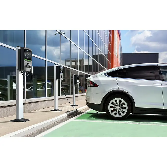 Gewiss E-Auto Ladestation JOINON Wallbox GWJ3003A - 11 kW - Ein weißes Elektroauto wird an einer Ladestation mit Janjoy-Ladegerät aufgeladen, was die Nachhaltigkeit und Innovation im Vordergrund stellt.