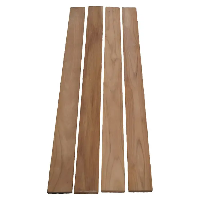 Gabiona Bankauflage - 115 x 30 cm, Goldbraun - Vier naturbelassene Holzbretter mit feiner Maserung, ideal für Möbelbau oder Dekoration, auf dunklem Hintergrund präsentiert.