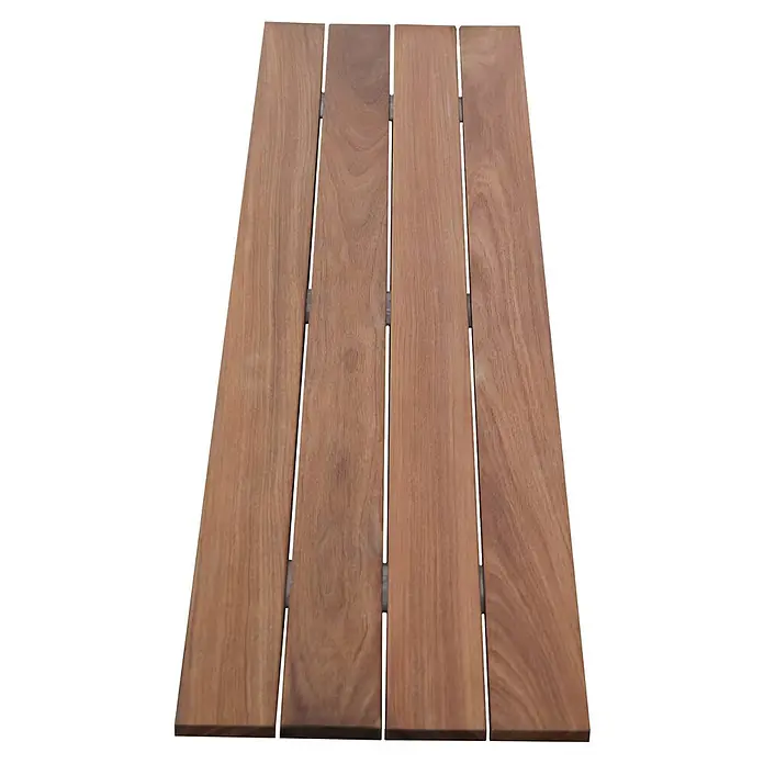 Gabiona Bankplatte - 30 x 115 cm, Mahagoni - Das Bild zeigt eine Nahaufnahme von vier Teakholzplatten, die durch ihre natürliche Maserung und warme Farbe bestechen. Ideal für stilvolle Bodenbeläge.