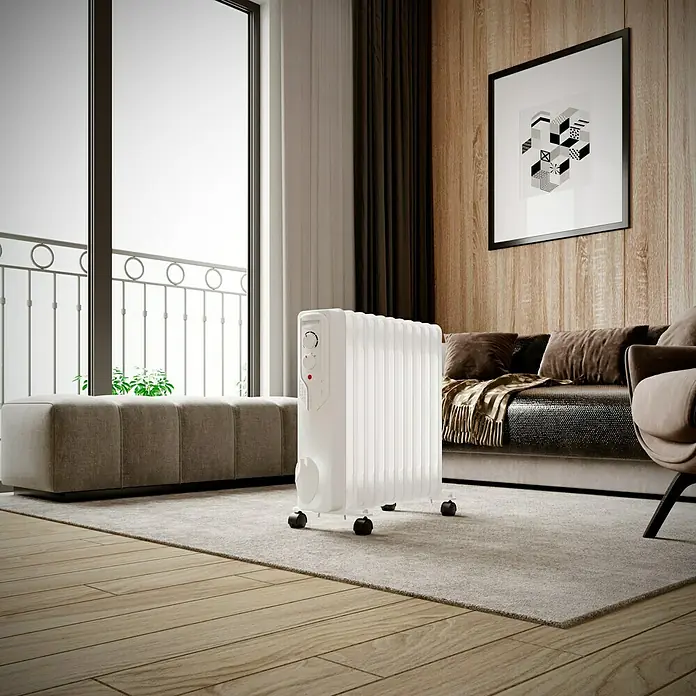Voltomat HEATING Ölradiator - 2.500 W, Raumgröße bis ca. 25 m², Weiß - Nahaufnahme eines weißen Ölradiators mit Rollen in einem modern eingerichteten Wohnzimmer.