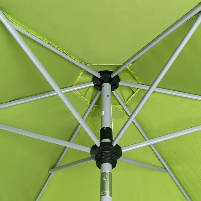 Doppler Active Marktschirm rund Auto Tilt - Fresh Green, Durchmesser Bespannung: 320 cm - Nahaufnahme eines grünen Sonnenschirms, der das Gestänge und die Details der Konstruktion zeigt.