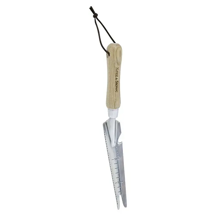 Kent & Stowe Unkrautstecher - Länge: 33,5 cm - Nahaufnahme eines Kent & Stowe Unkrautstechers aus Edelstahl mit Holzgriff und brauner Lederschlaufe, ideal für die Gartenarbeit.