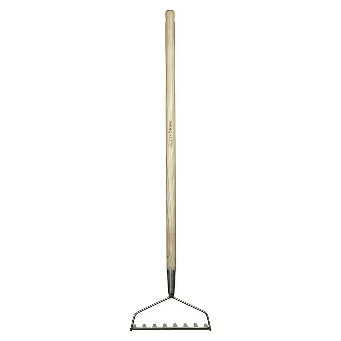 Kent & Stowe Kinder-Rechen - Arbeitsbreite: 22 cm, Länge: 84 cm - Detailaufnahme eines Rollrasenrechens von Kent & Stowe mit Holzgriff und Metallkopf, ideal zur Rasenpflege.