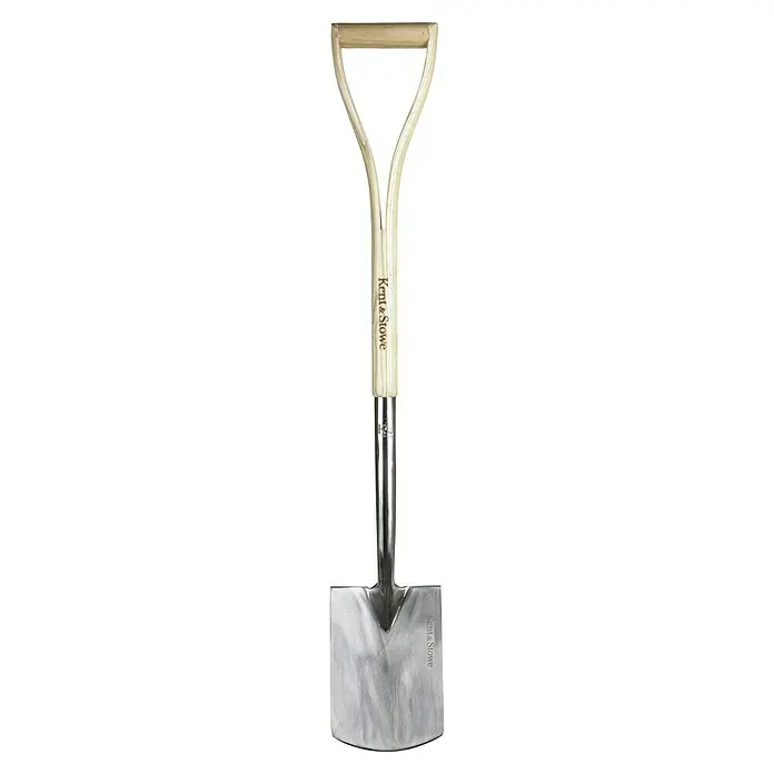 Kent & Stowe Kinder-Spaten - 71 cm - Nahaufnahme eines Kent & Stowe Spatens mit Holzgriff und Metallschaufel, ideal für Gartenarbeiten. Das Werkzeug ist robust und langlebig.
