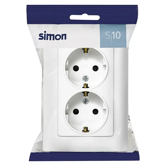 Simon 10 Enchufe doble - Blanco, Plástico, Montaje en superficie - Un enchufe doble de pared Simon S10 en un paquete sellado, listo para la instalación. El producto es de color blanco limpio.