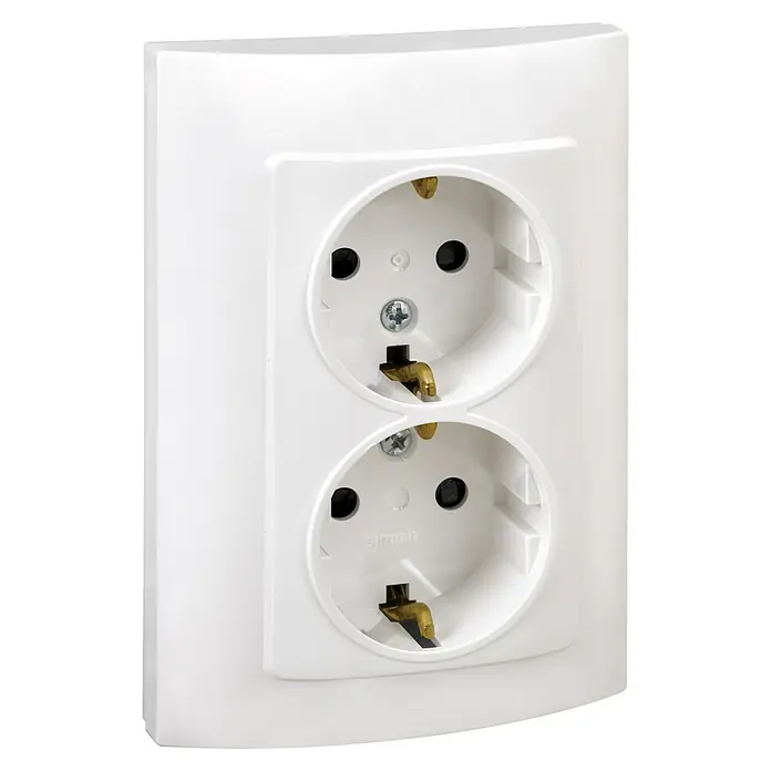 Simon 10 Enchufe doble - Blanco, Plástico, Montaje en superficie - Primer plano de un enchufe doble blanco de Simon, ideal para uso interior para conectar dos dispositivos simultáneamente.