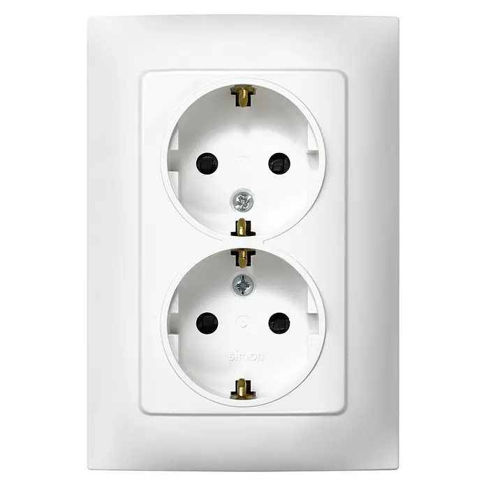 Simon 10 Enchufe doble - Blanco, Plástico, Montaje en superficie - Primer plano de un enchufe doble blanco de Simon, que combina funcionalidad y diseño simple para interiores modernos.