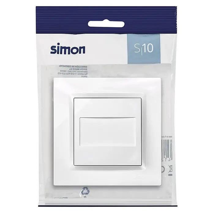 Simon 10 Tapa ciega - Blanco, Plástico, IP20, Colocar - Primer plano de una toma de corriente Simon S10 en su embalaje blanco, ideal para instalaciones eléctricas y proyectos de bricolaje.